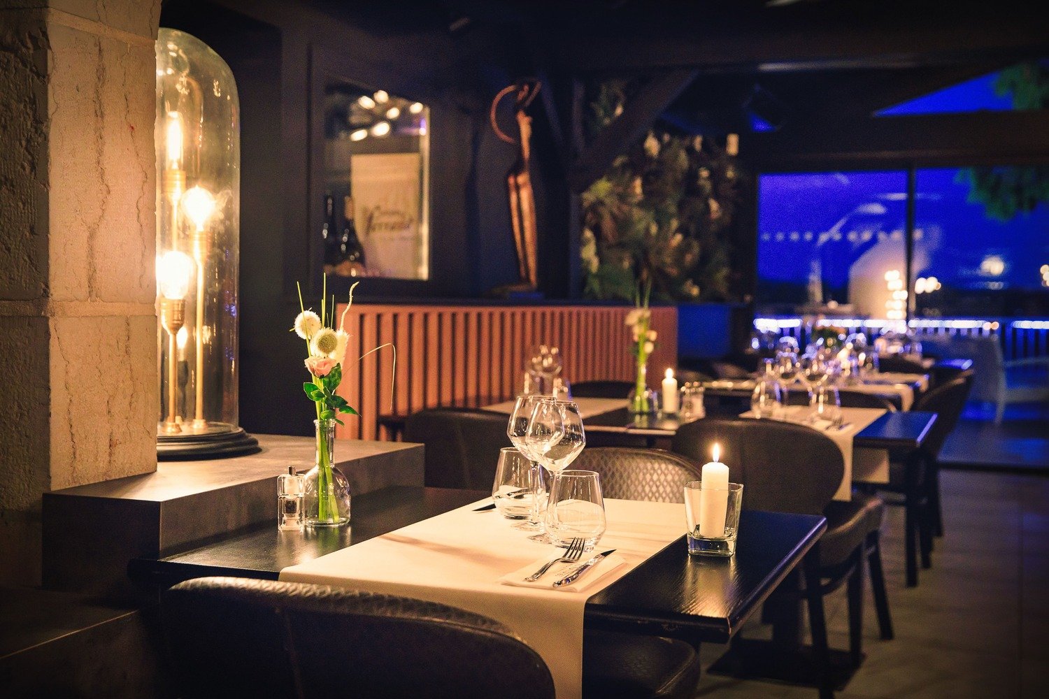 Intérieur de la Brasserie Les Tuileries à Mâcon, ambiance nuit chaleureuse