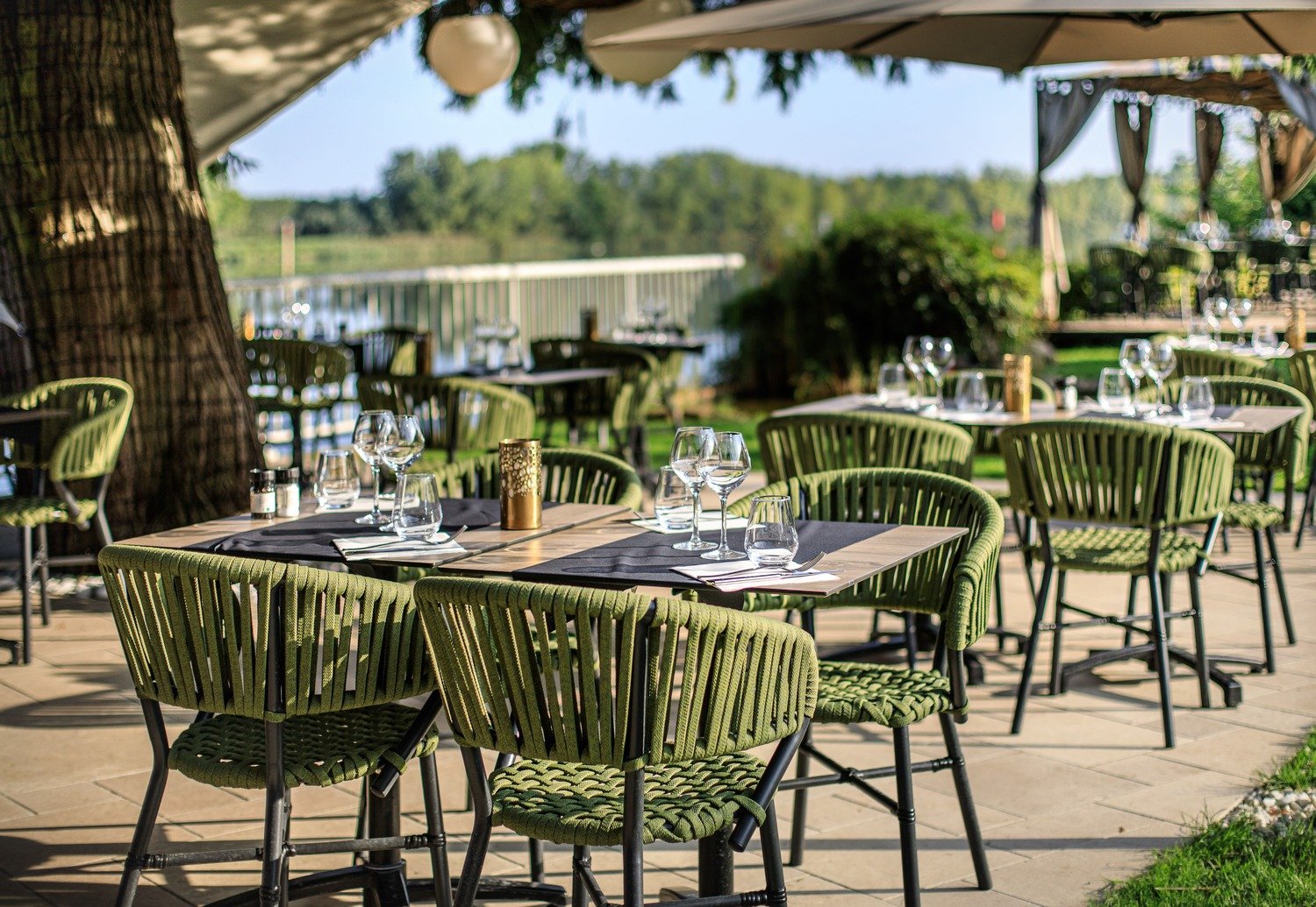 Tables en terrasse au bord de la Saône à Mâcon